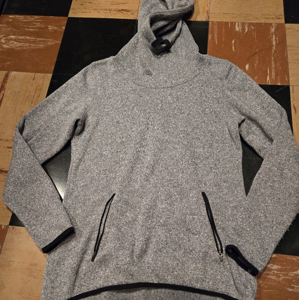 Old Navy Active hooded sweatshirt gray black misses size medium EUC